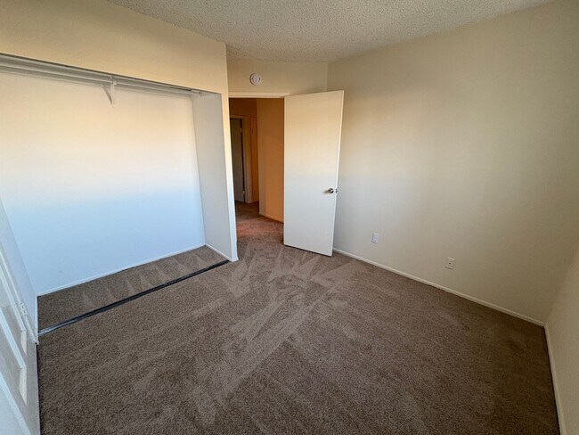 Building Photo - ***Move-in special 1/2 off 1st months rent...