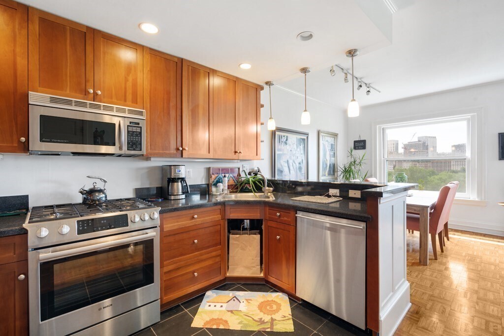 Building Photo - 48 Beacon St