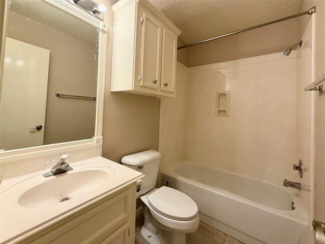 Building Photo - 4006 Hunnington Dr