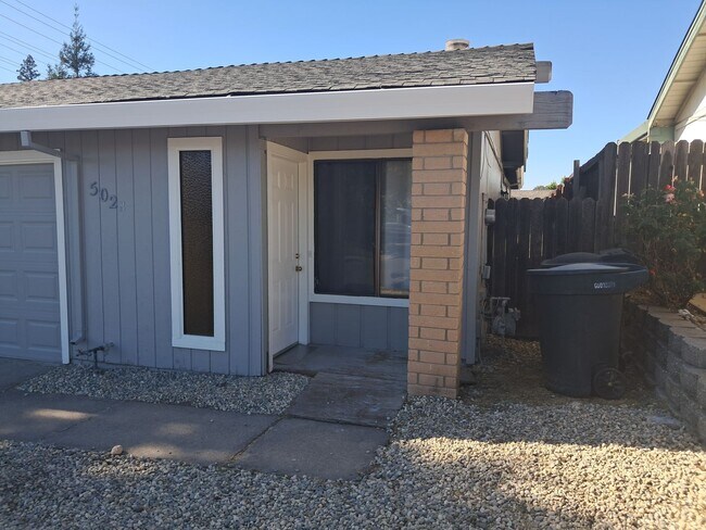 Building Photo - Roseville 2 Bedroom Duplex, New Carpet, Central Heat and Air, Large Fenced Yard