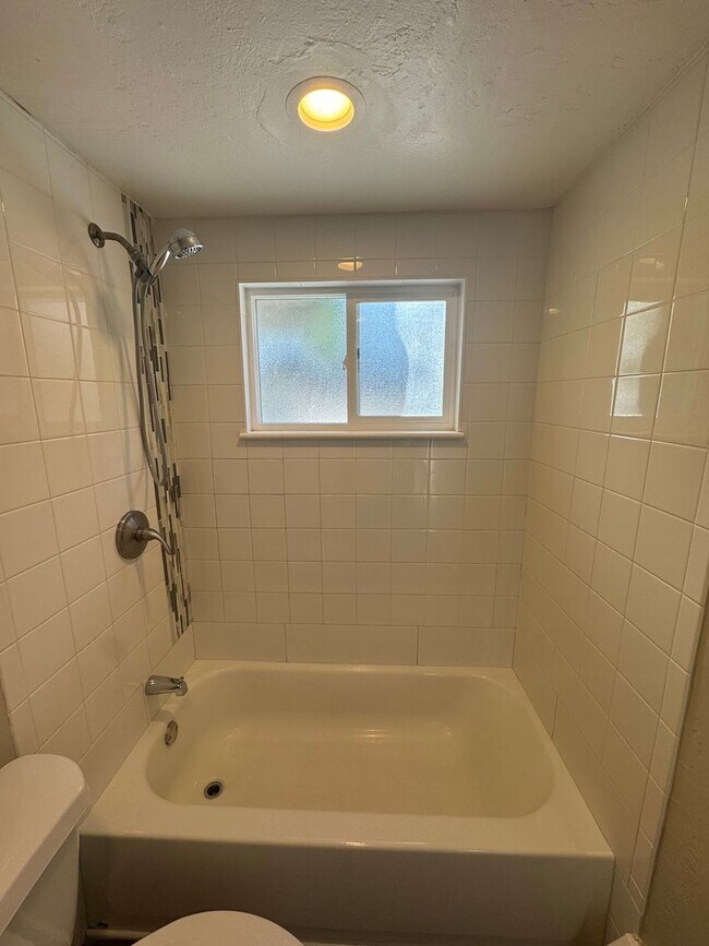 Building Photo - Remodeled 2 Bed, 1 Bath Condo in the Goldsmith Neighborhood!