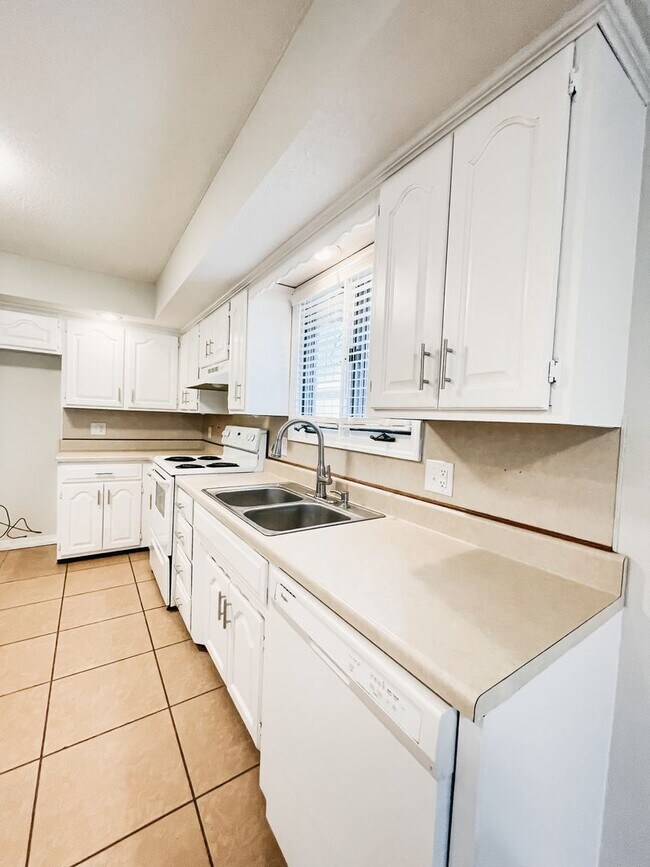 Building Photo - Southwest Springfield - Kickapoo High