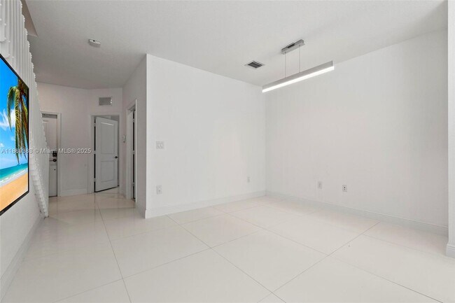 Building Photo - 20628 NE 7th Pl
