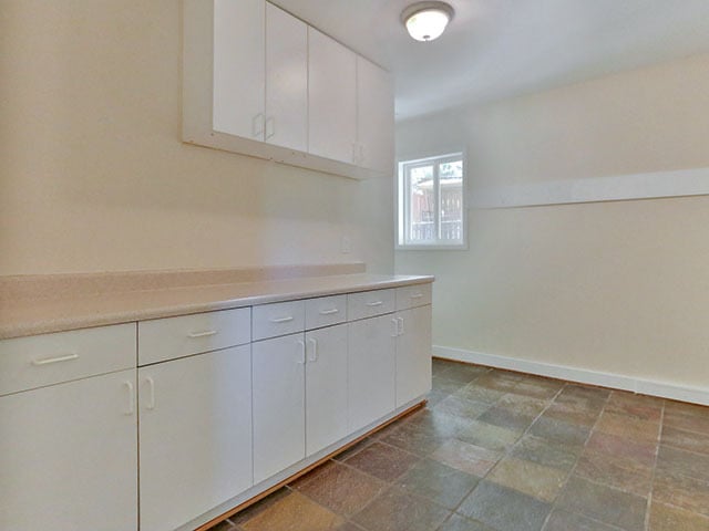 Building Photo - Spacious and Light Lake Oswego Home