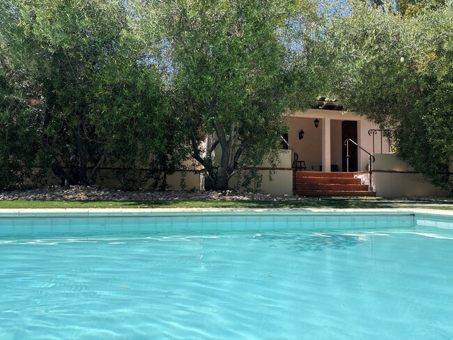 Building Photo - 721 Sierra Dr