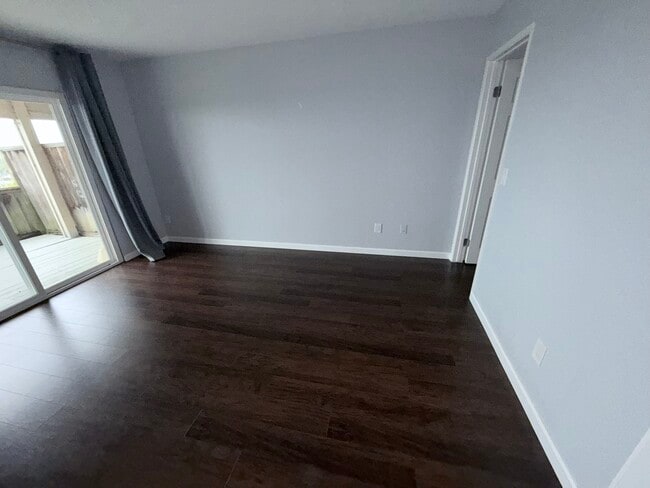 Building Photo - 533 Bustos Pl