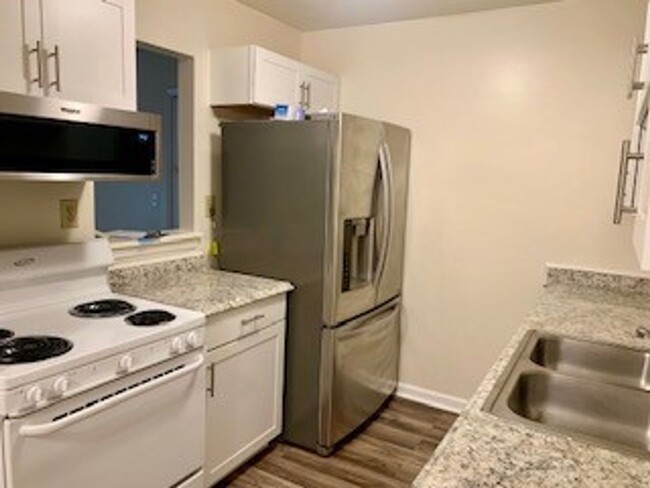 Building Photo - Adorable 2 bedroom 1 bath condominium