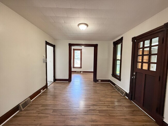 Building Photo - 306 N Elm Ave