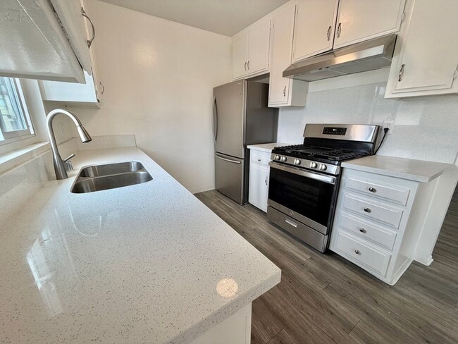 Building Photo - Spacious 2BD with Private Laundry Room, Garage Parking & Private Entrance