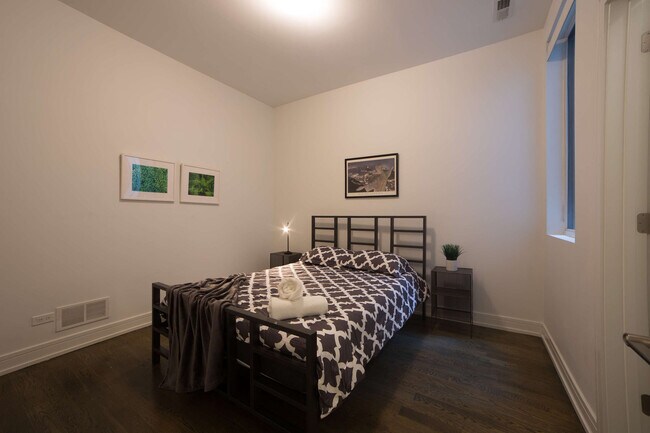 Building Photo - 2048 W Chicago Ave