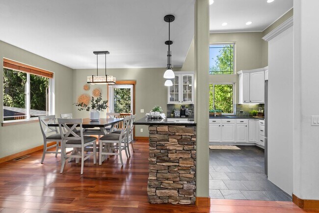 Building Photo - 3 Bed, 3 Bath Custom Built Home in Sudden Valley
