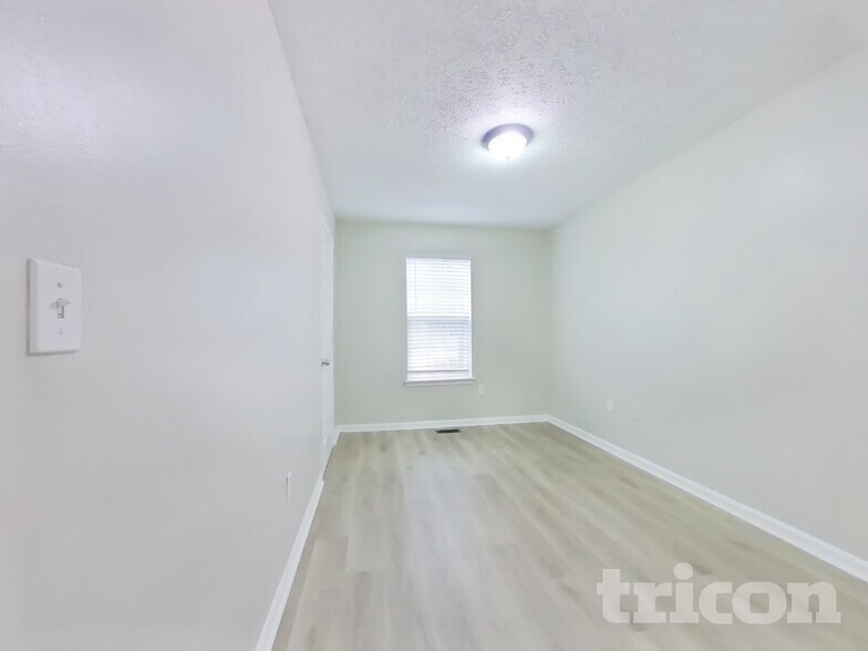 Building Photo - 2211 Ashton Dr