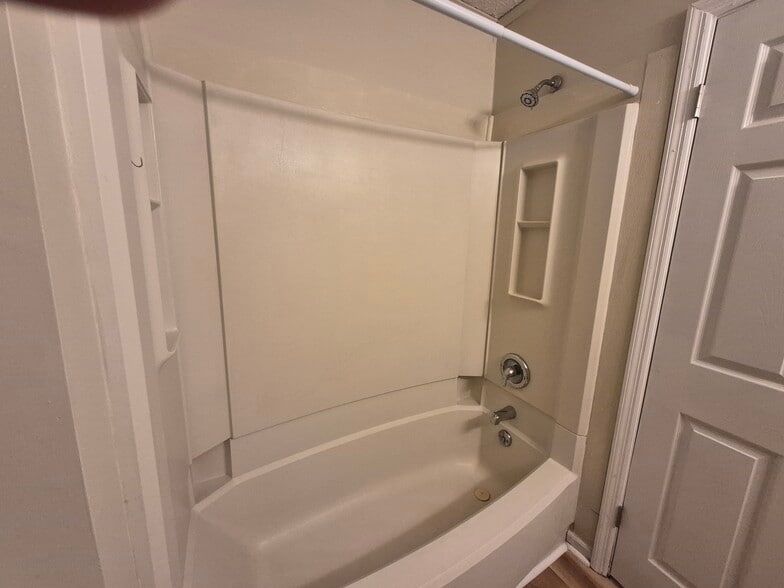 Tub/shower - 128 Morgan Drive