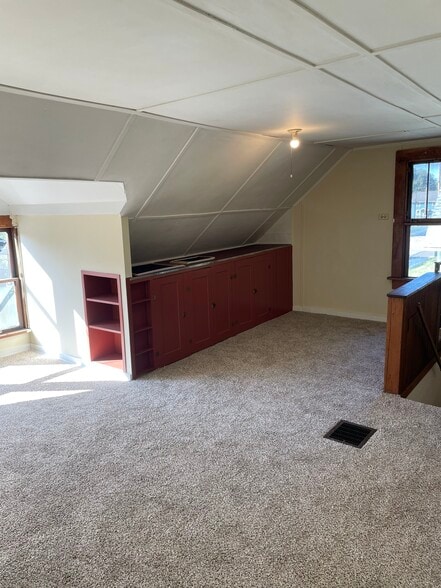 Building Photo - 206 Wales Rd NE