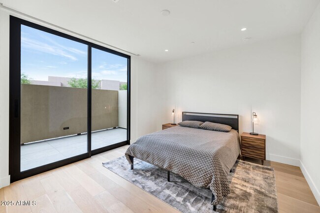Building Photo - 5000 N Camelback Rdg Dr