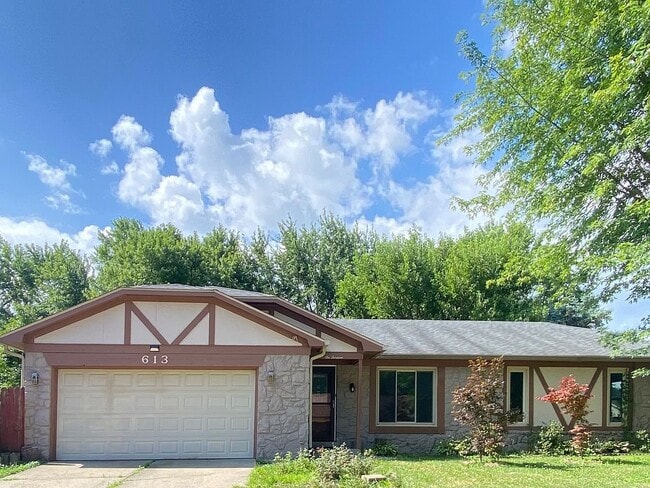 Building Photo - 613 Rahkewood Dr