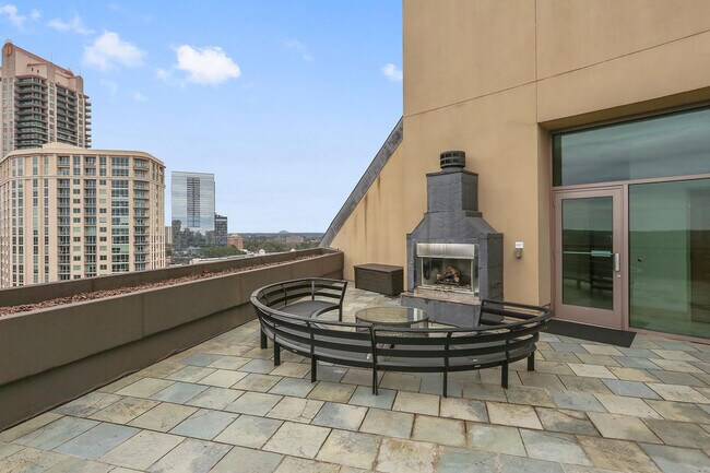 Building Photo - 700 Park Regency Pl NE