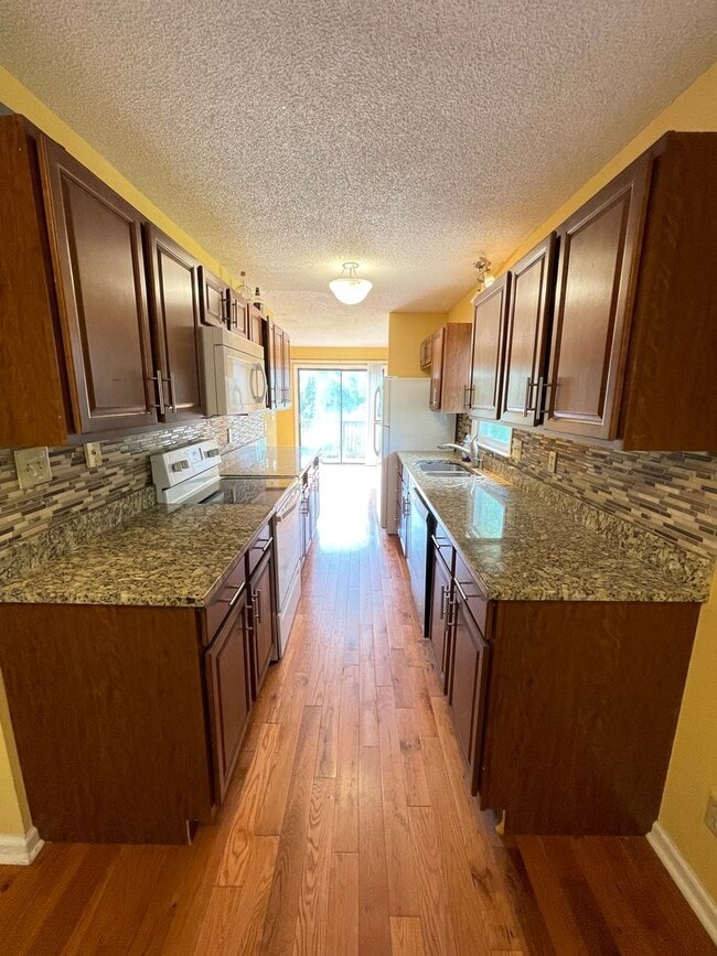 Building Photo - Inviting, updated 4br 3.5ba duplex w/ park...