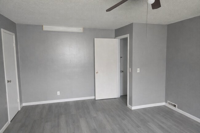 Building Photo - Renovated Private Suite | 900+ Sq Ft | All Utilities Included | Private Entrance | Columbus KS