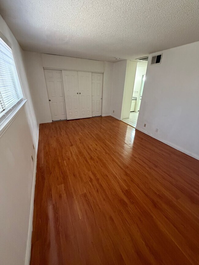 Building Photo - AMERICANA Property Mgmt - Remodeled 2 Beds Townhouse near Downtown South