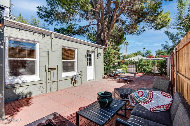 Building Photo - 1301 W Glenrosa Ave