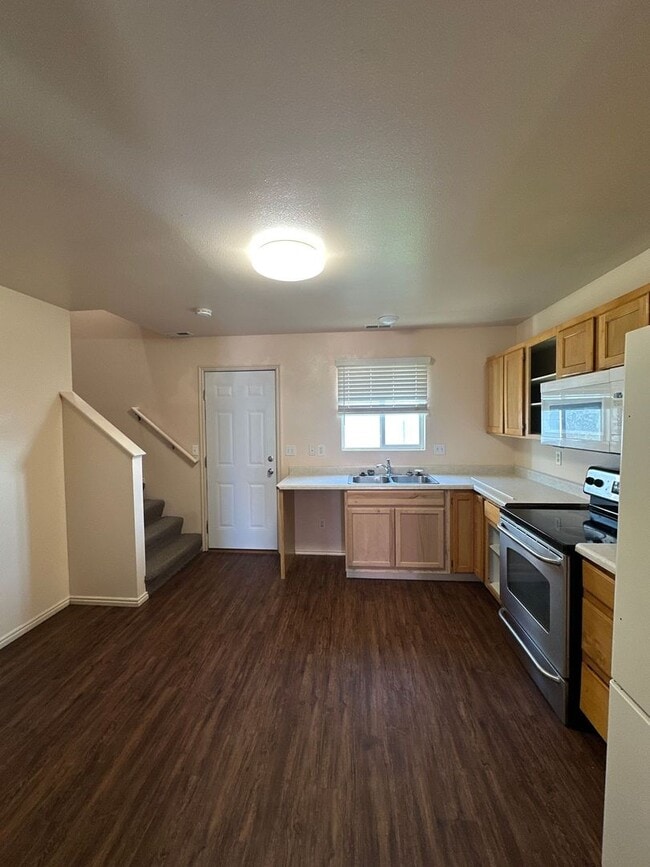 Building Photo - Milford Townhouse