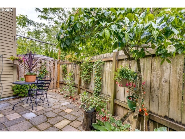 Building Photo - Spacious 3 Bedroom Townhome with Stainless Steel Appliances, Attached Garage & Open Layout