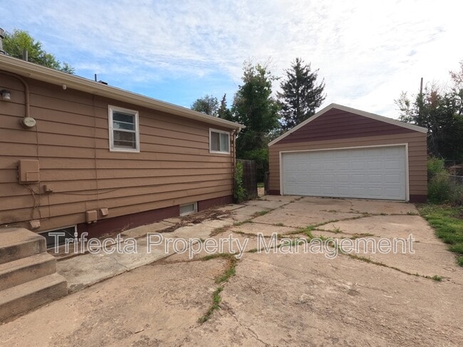 Building Photo - 622 Miller Dr