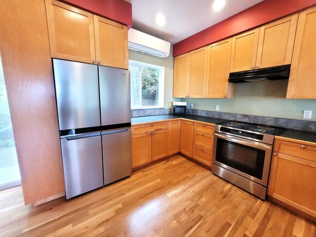 Building Photo - Beautiful South Hill Home with Bay Views 3...