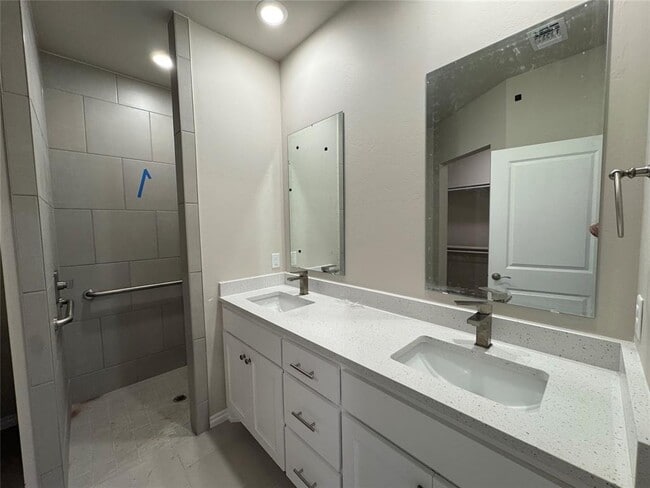 Building Photo - 6812 Labelle Dr