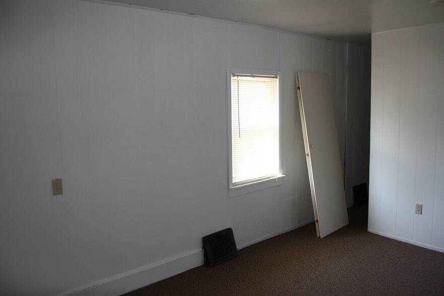 Building Photo - 111 E Montezuma Ave