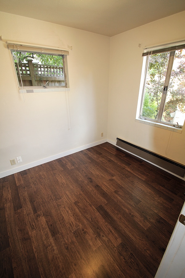 Building Photo - SPACIOUS, UPDATED 7 BEDROOM, 3 BATH, 2 KITCHENS, YARD & DEN BY UW!