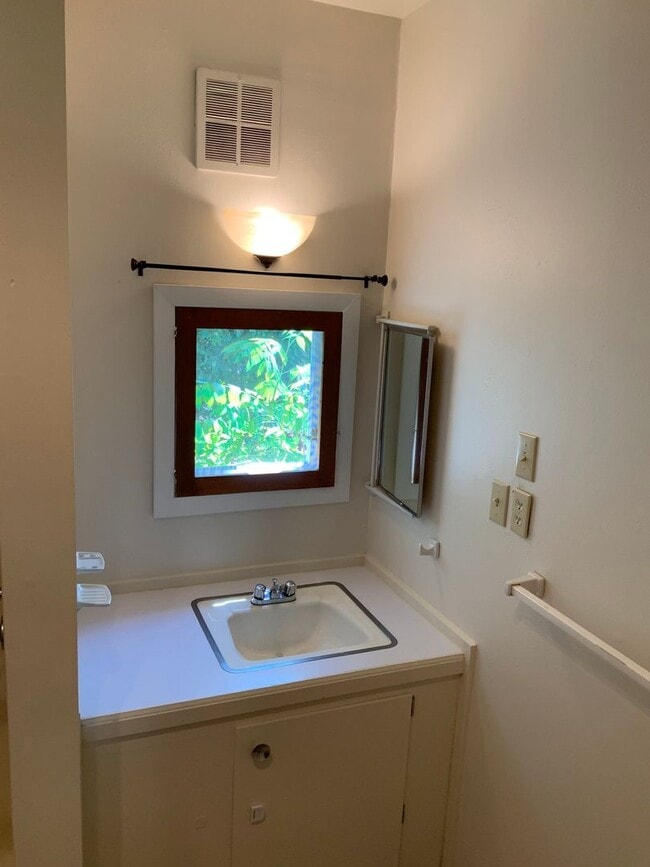 Building Photo - 1 Bedroom in Midtown