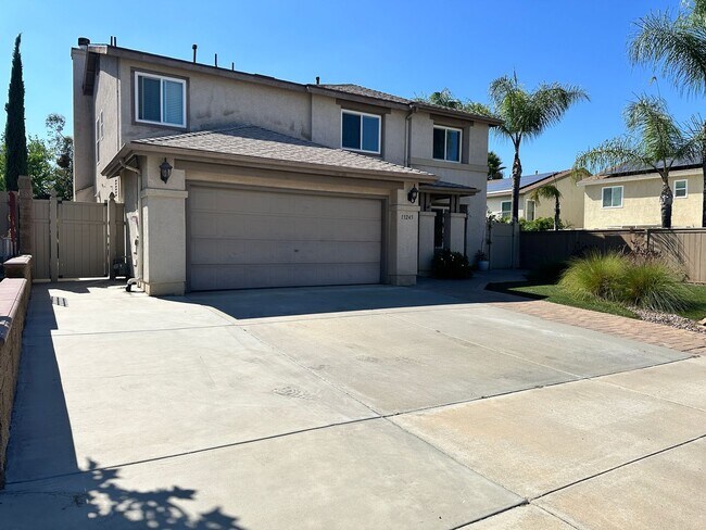 Building Photo - A stunning 4-bedroom haven, fully renovate...