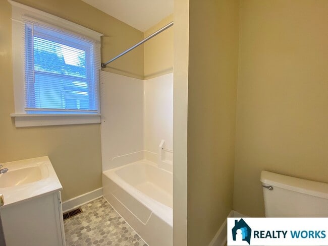 Building Photo - Adorable 2 bed 2 bath house!