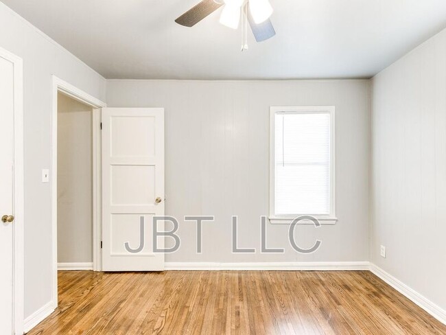 Building Photo - 314 W Peach St