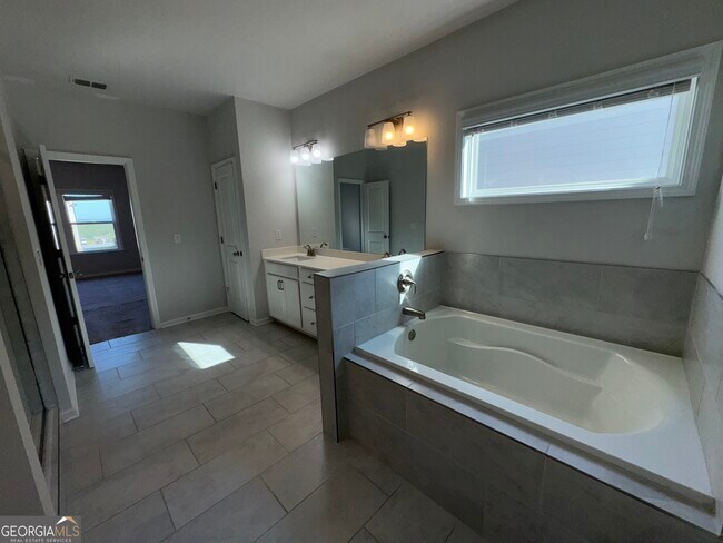 Building Photo - 3468 Jasmine Wy