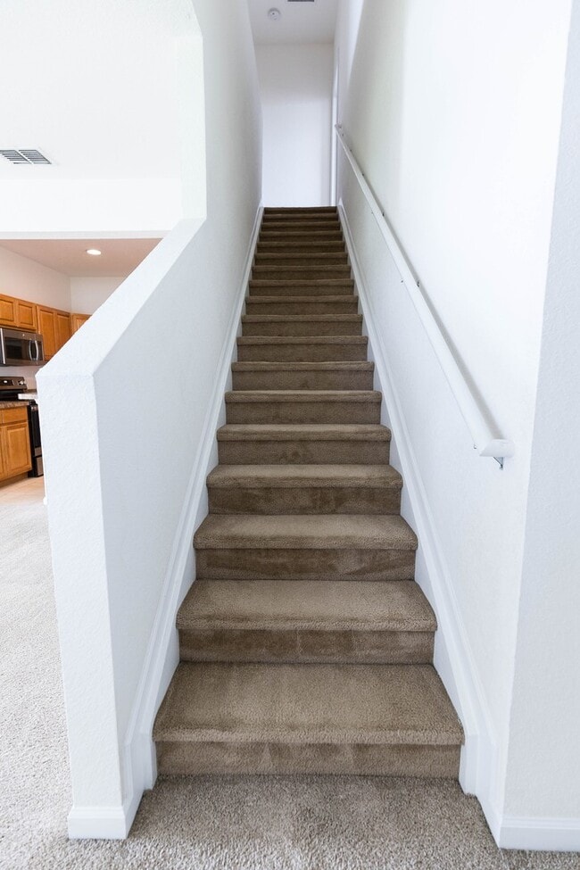 Building Photo - Beautiful spacious 4 bedroom, 2.5 bathroom townhome!