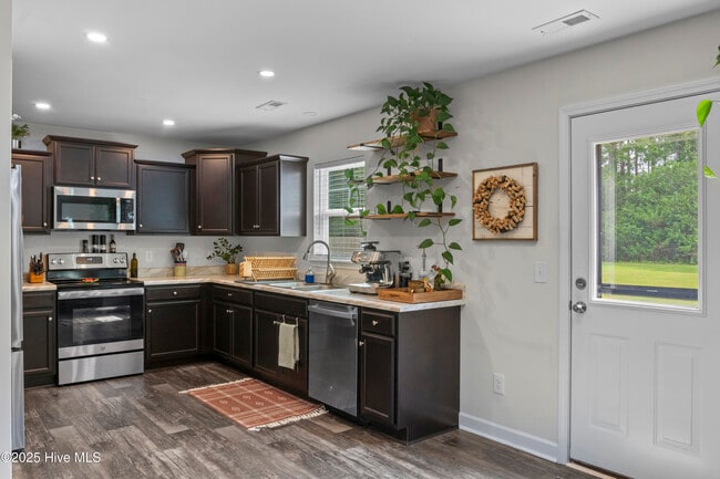 Building Photo - 410 Silverstone Pl