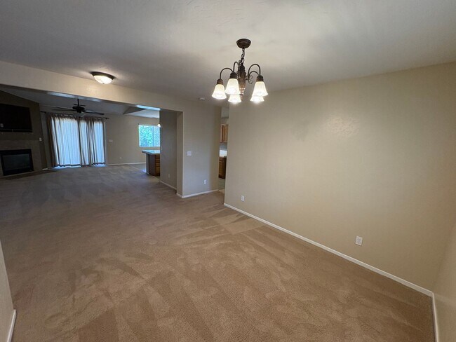 Building Photo - Lovely NW Visalia Home Near Shopping Centers Available Now!