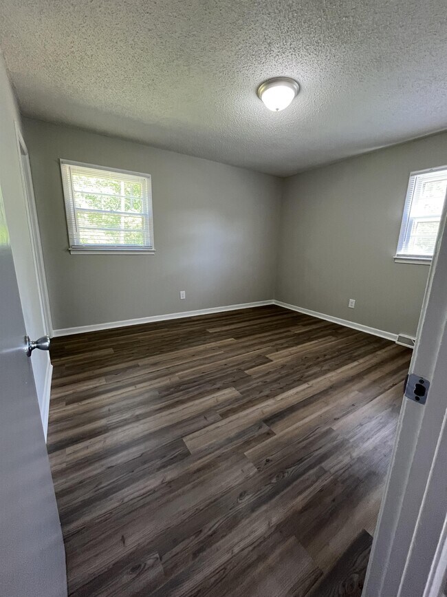 Building Photo - 1500 Northwoods Dr