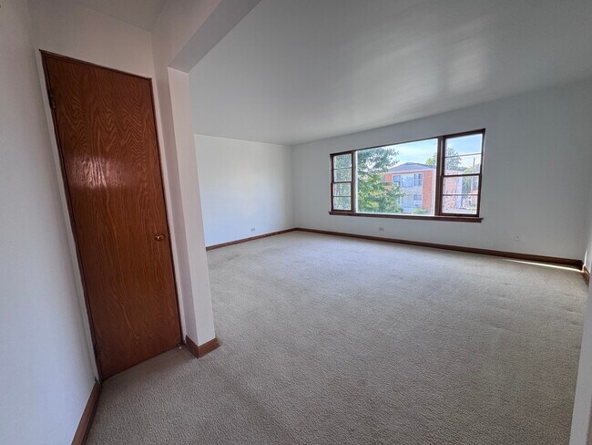 Building Photo - 10315 Chaucer St