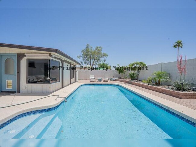 Building Photo - 2429 E Dahlia Dr