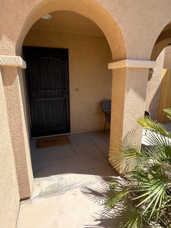 Building Photo - 615 Sky View Dr