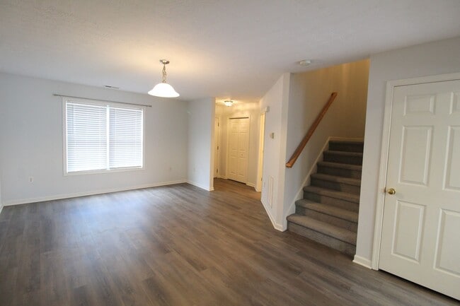 Building Photo - 3 story townhome with fenced in yard for rent in Taylor Springs