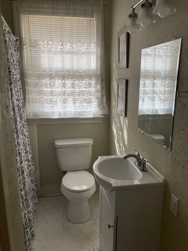 Building Photo - 2 Bedroom House in West Columbia Available for Rent Now