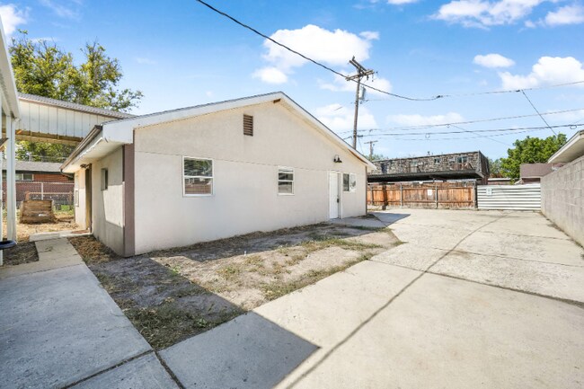 Building Photo - 1876 S Roberta St