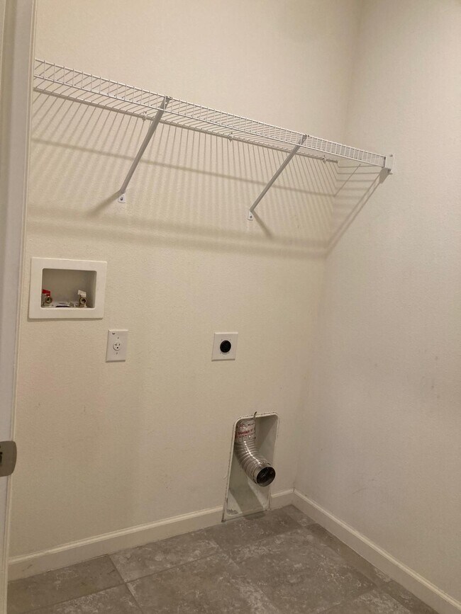 Building Photo - 863 Carlyle Ave