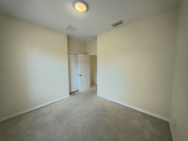 Building Photo - 1307 Clove Dr