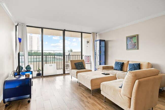 Building Photo - 5600 N Flagler Dr